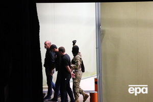 Выходя из здания банка, налетчик взял трех человек в заложники