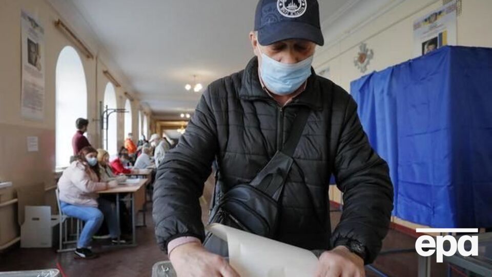 25 октября по всей Украине, кроме аннексированного Крыма и оккупированных районов Донецкой и Луганской областей, проходят местные выборы