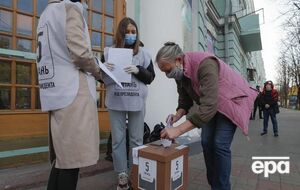 Біля виборчих дільниць 25 жовтня проводять всеукраїнське опитування, ініційоване президентом країни