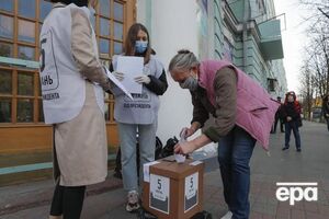 Біля виборчих дільниць 25 жовтня проводять всеукраїнське опитування, ініційоване президентом країни