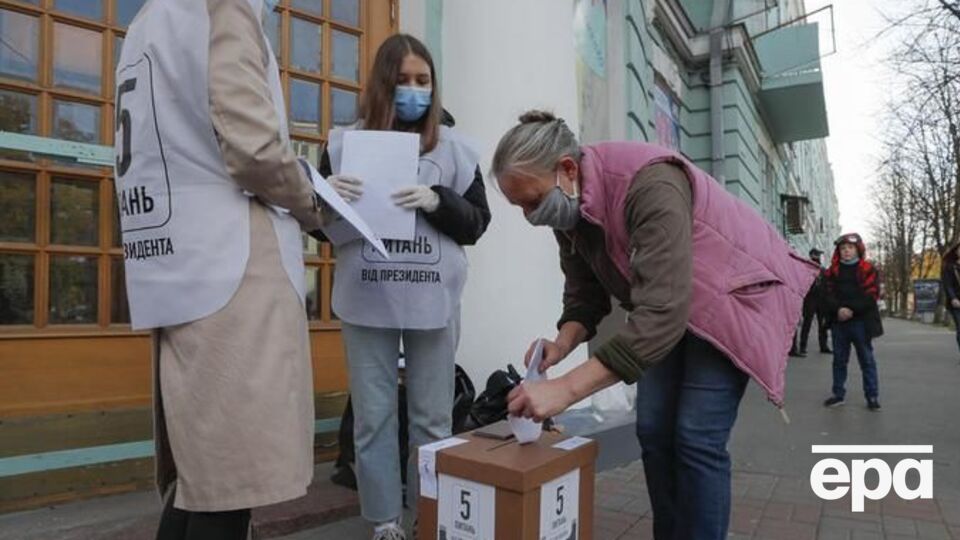 Біля виборчих дільниць 25 жовтня проводять всеукраїнське опитування, ініційоване президентом країни