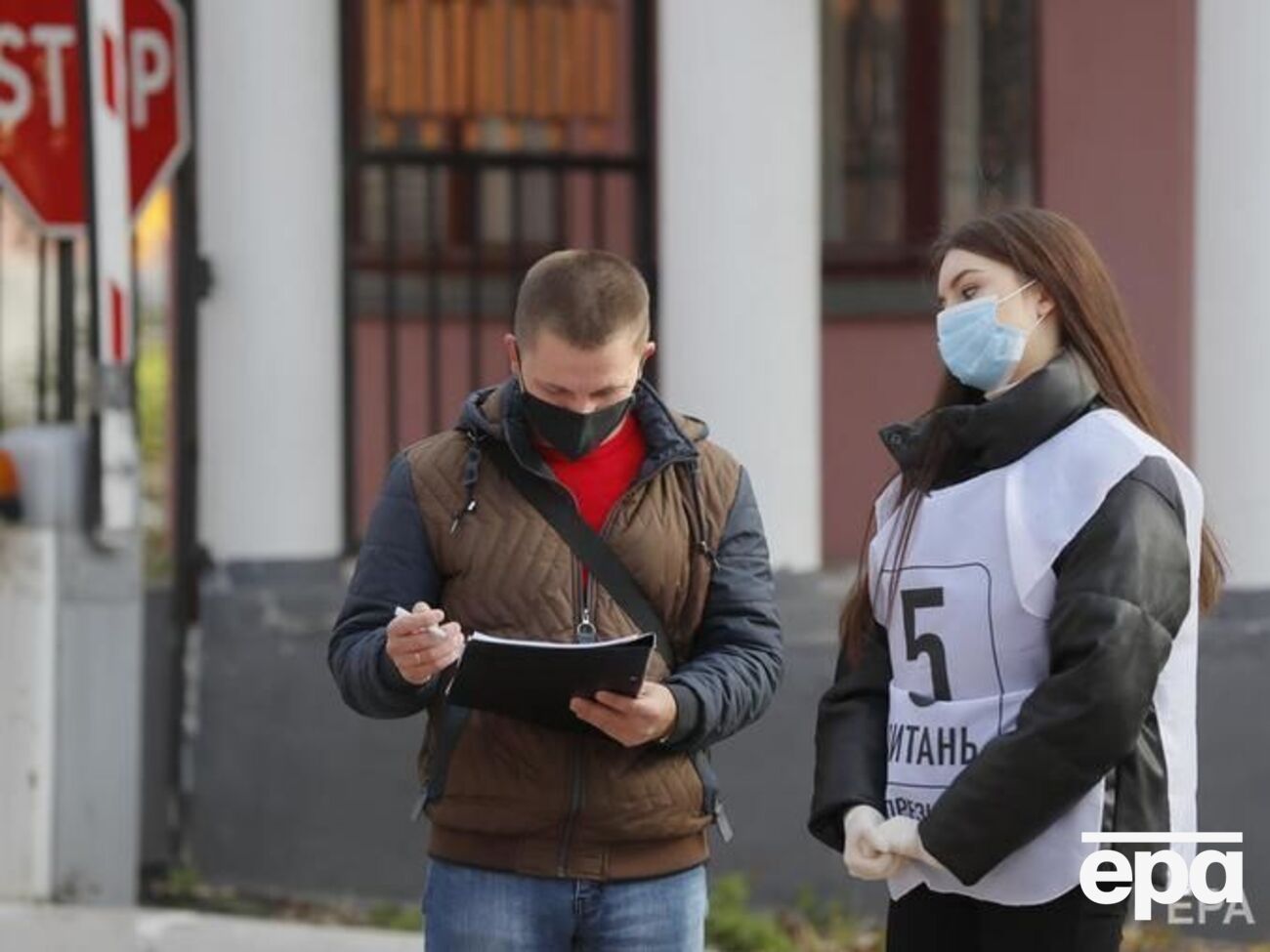 Інтерв'юери, які проводять опитування від Зеленського, були не на всіх дільницях, написав Бутусов