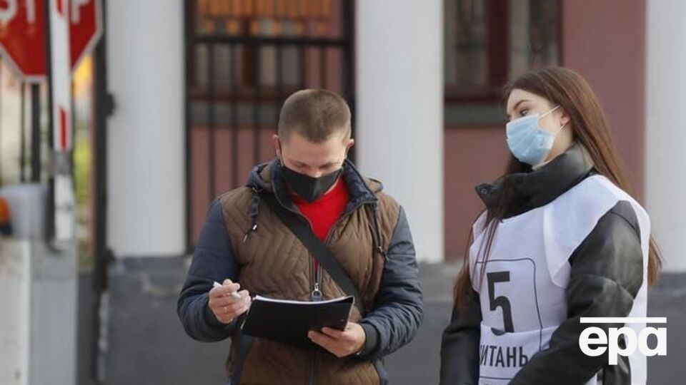Інтерв'юери, які проводять опитування від Зеленського, були не на всіх дільницях, написав Бутусов