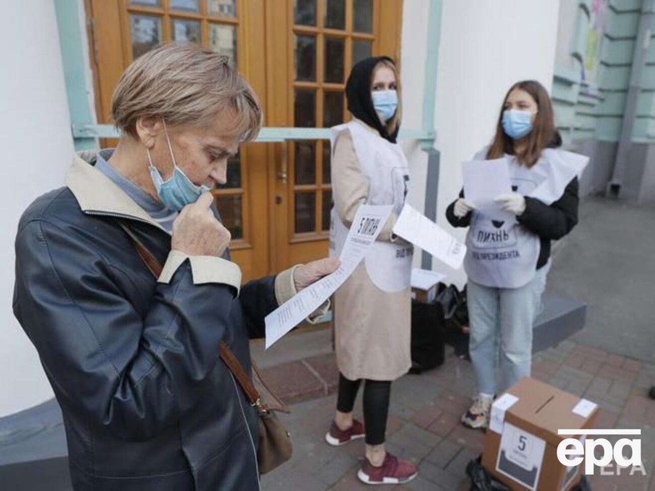 25 жовтня перед виборчими дільницями проводили всеукраїнське опитування
