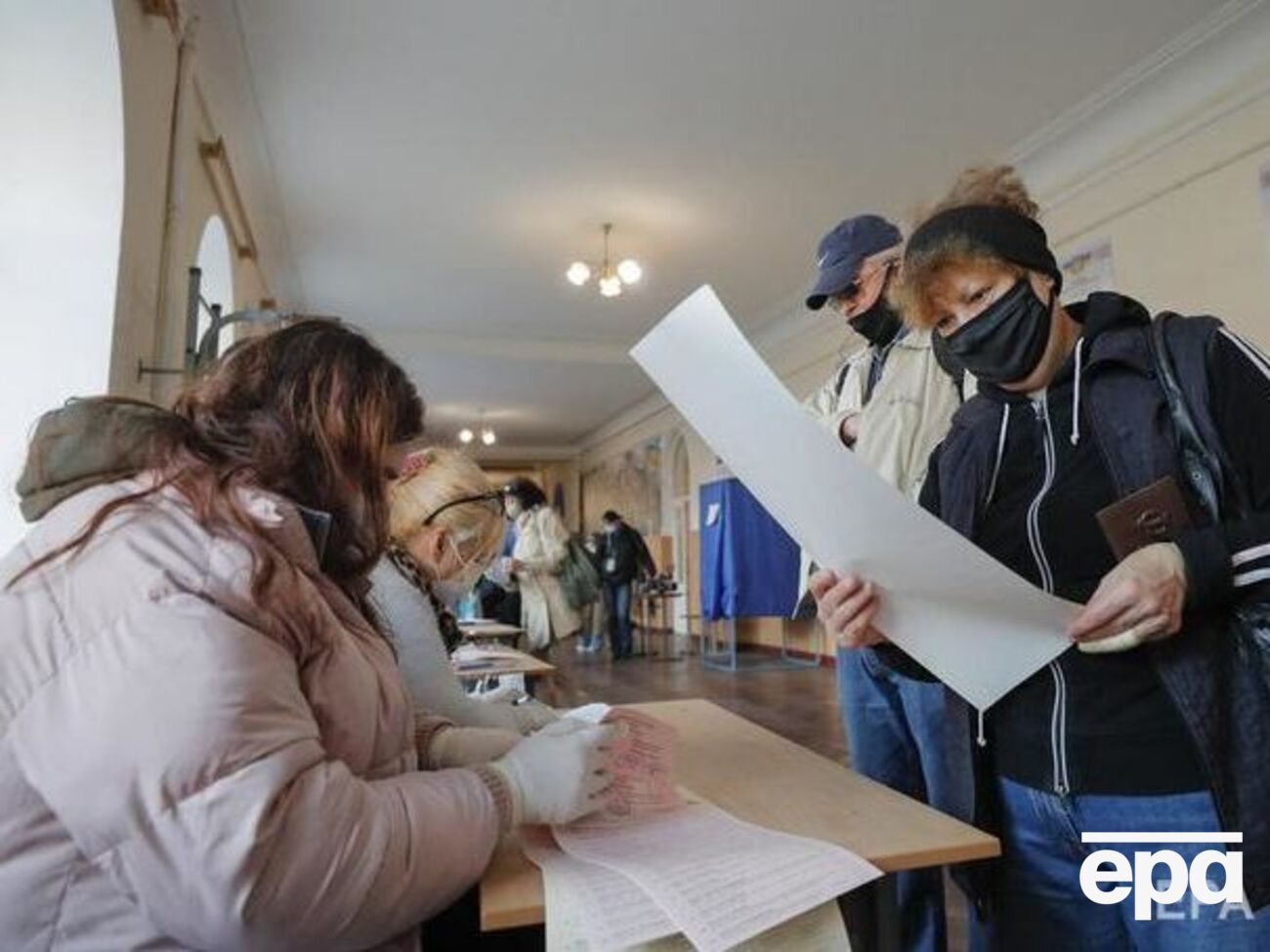 25 жовтня на всій території України, крім окупованих територій Криму і Донбасу, відбулися місцеві вибори