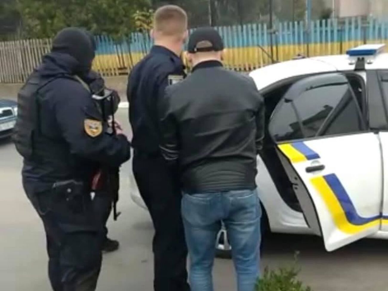 Поліцейський застосував табельну зброю в момент нападу