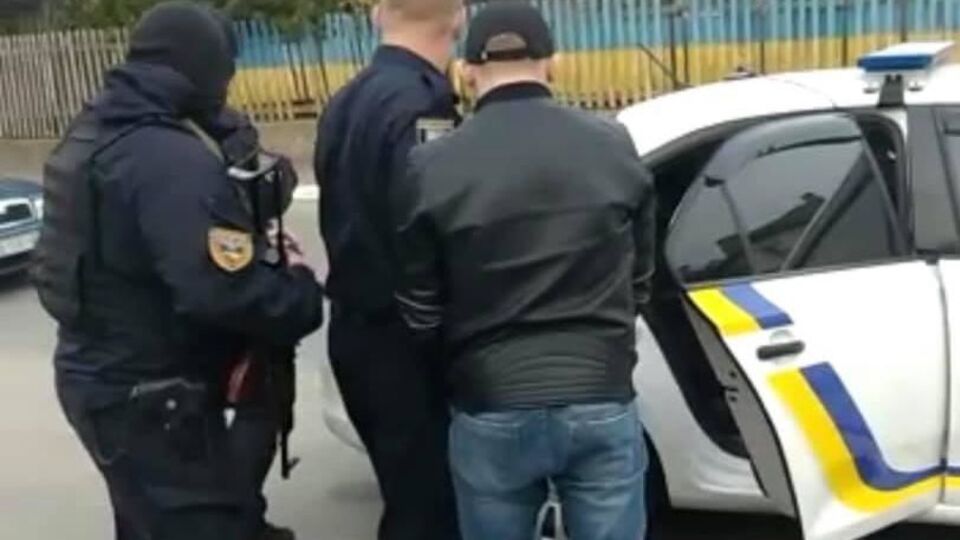 Поліцейський застосував табельну зброю в момент нападу