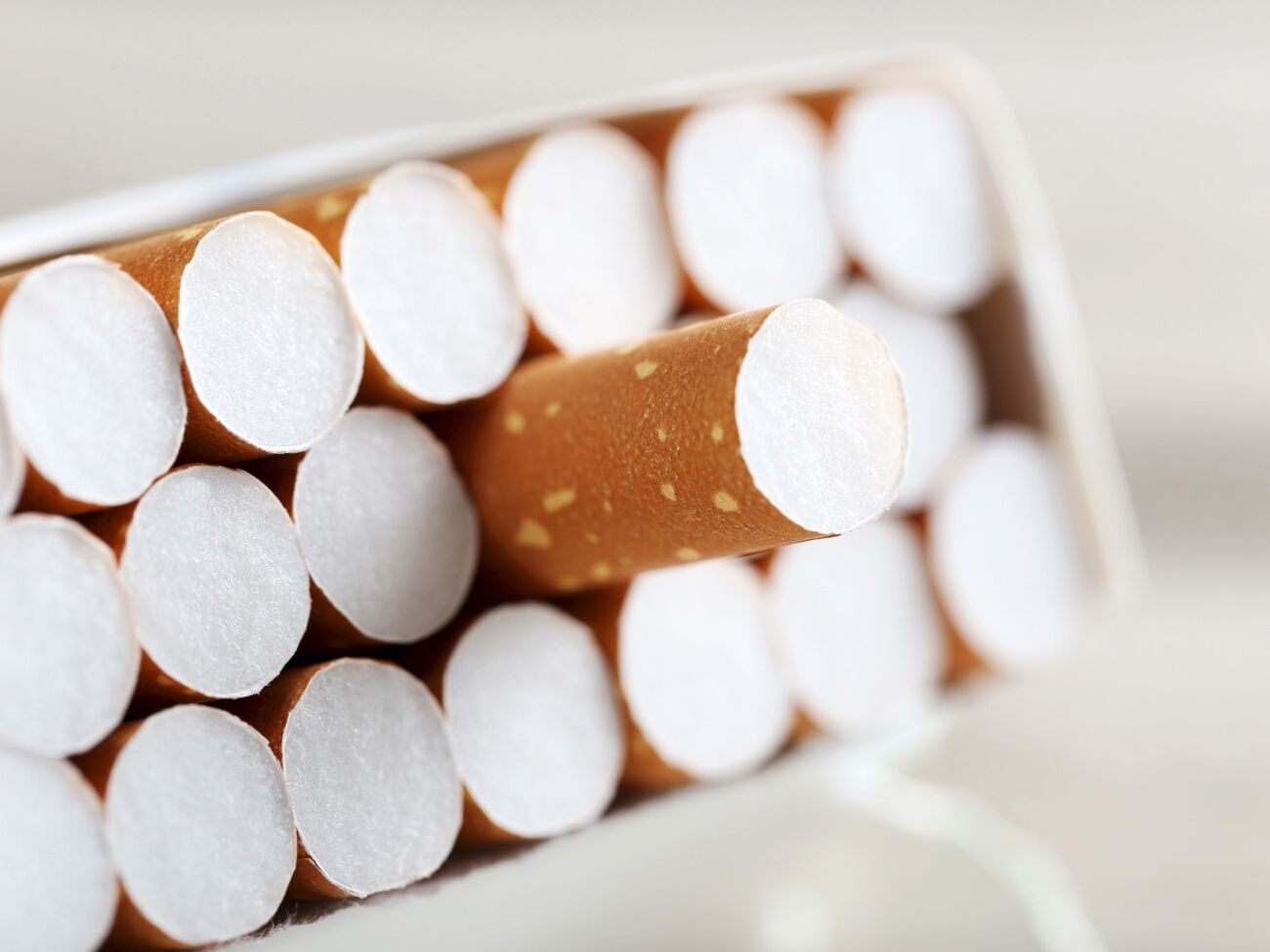 В 2018 году розничный акциз был уплачен лишь с 55% реализованных сигарет, отмечают журналисты