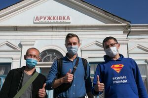 Лозинский (в центре) пообещал, что депутаты от "Голоса" не позволят дерибанить ресурсы местных общин