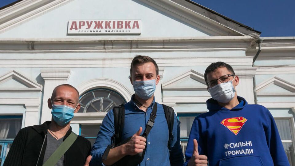 Лозинський (у центрі) пообіцяв, що депутати від "Голосу" не дозволять дерибанити ресурси місцевих громад