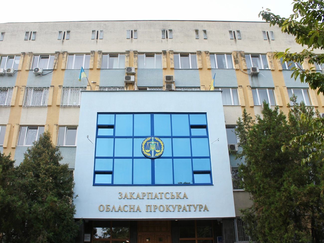 У Закарпатській обласній прокуратурі повідомили, що одного з фігурантів узяли під варту, інші будуть під цілодобовим домашнім арештом