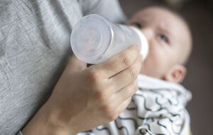 Авторы исследования говорят, что им пока неизвестно о вреде микрочастиц пластика для здоровья человека