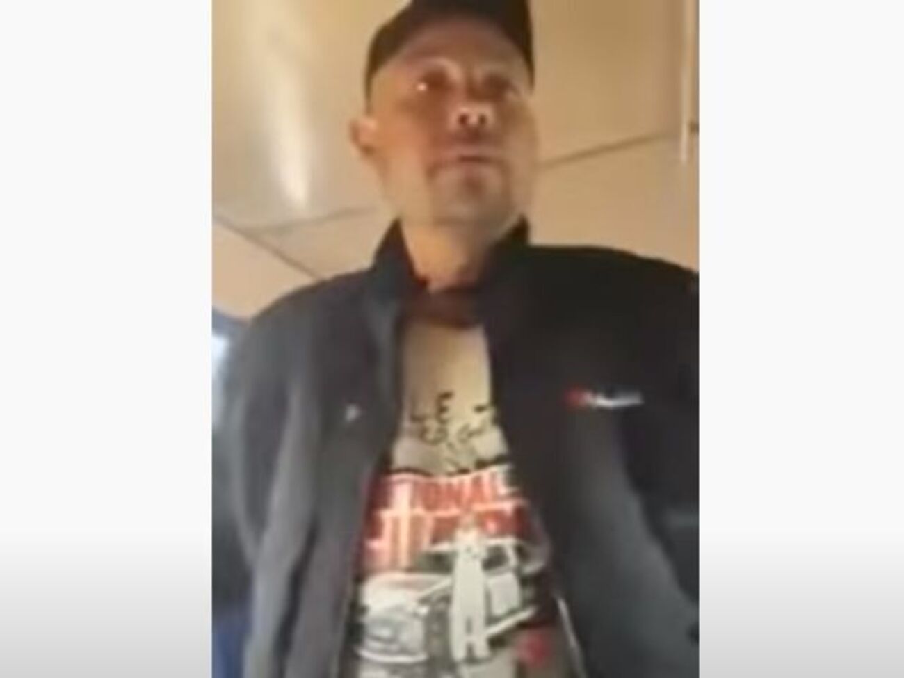 Жінка зробила пасажиру маршрутки зауваження через маску