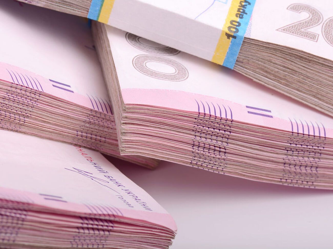 На підвищення надбавок і доплат медичним працівникам витрачено 2,7 млрд грн із передбачених 6 млрд грн