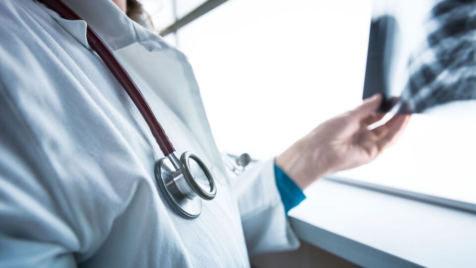 Упродовж останньої доби до лікарень Івано-Франківська із пневмонією доправили 44 хворих