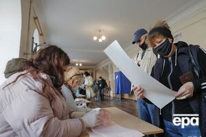 Поліція встановлює особи чоловіків, які вкрали виборчі документи, а потім кинули їх і втекли