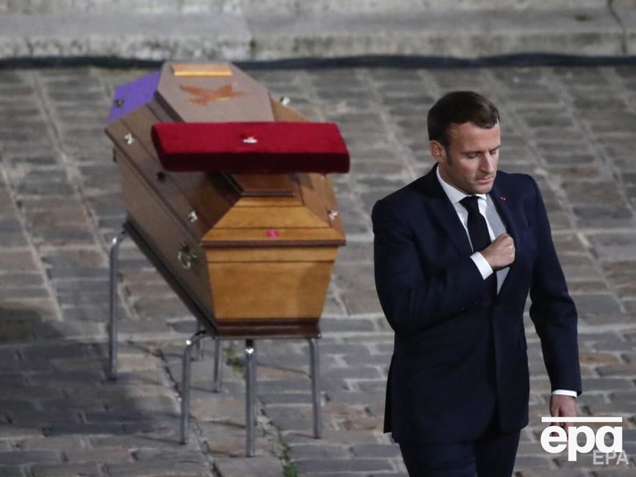 Макрона (на фото он на церемонии прощания с Пати) Кадыров назвал "вдохновителем терроризма"