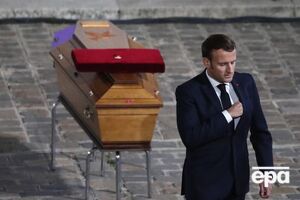 Макрона (на фото он на церемонии прощания с Пати) Кадыров назвал "вдохновителем терроризма"