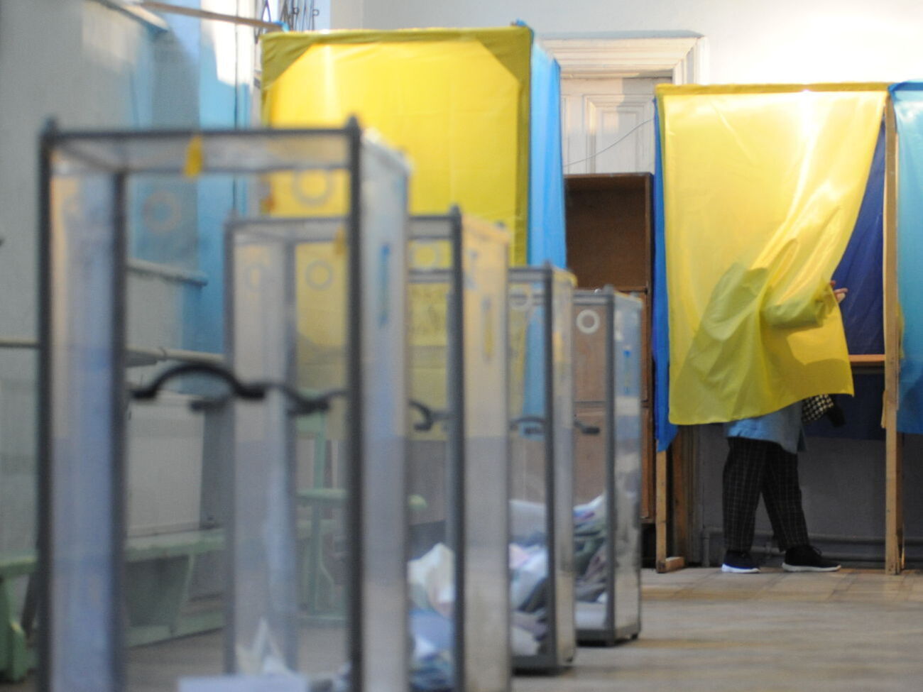 Партійці зафіксували випадки, коли кількість бюлетенів в урнах істотно перевищувала кількість виборців, які їх отримали
