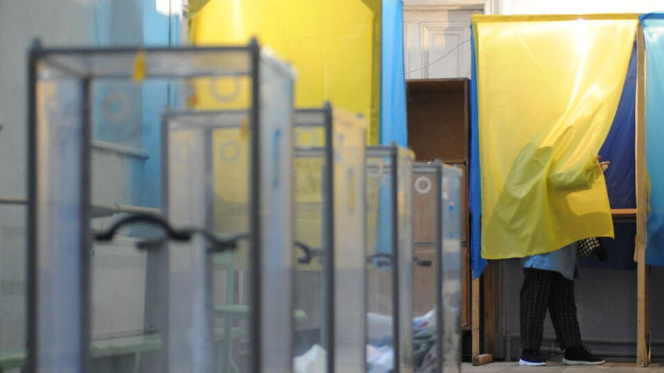 Партійці зафіксували випадки, коли кількість бюлетенів в урнах істотно перевищувала кількість виборців, які їх отримали