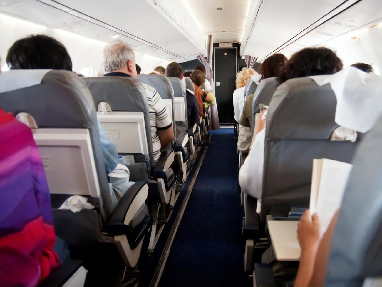 На борту самолета было 13 женщин