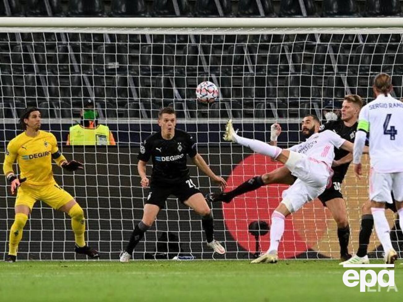 "Боруссия" (в темной форме) и "Реал" сыграли вничью