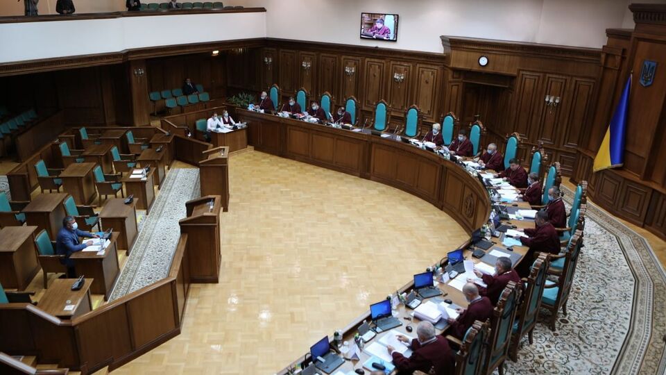 27 октября украинские СМИ заявили, что КСУ признал неконституционной ст. 366-1 Уголовного кодекса