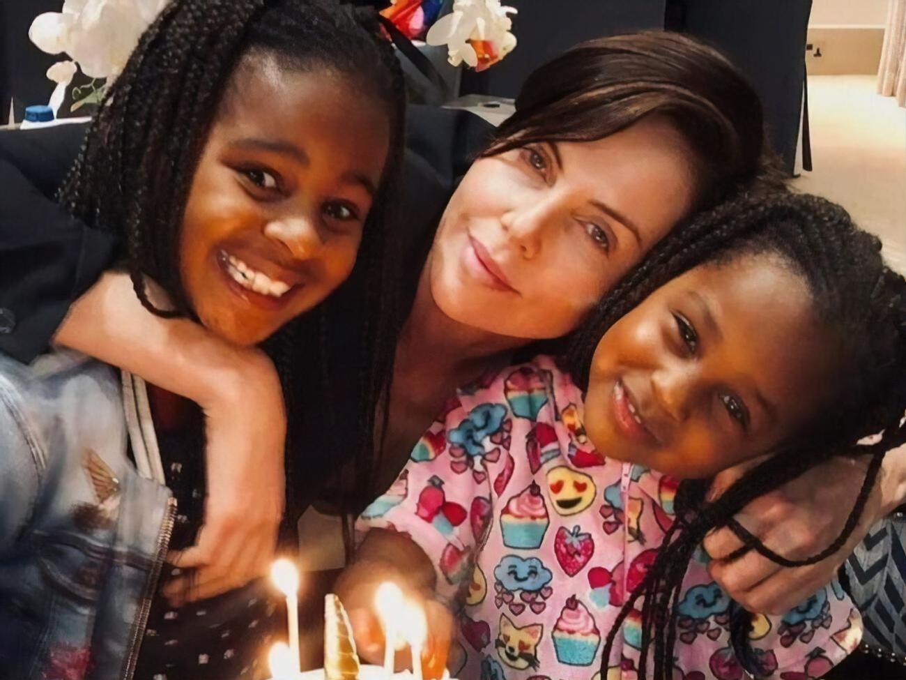 Терон &ndash; мать двоих усыновленных детей