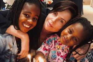 Терон – мать двоих усыновленных детей