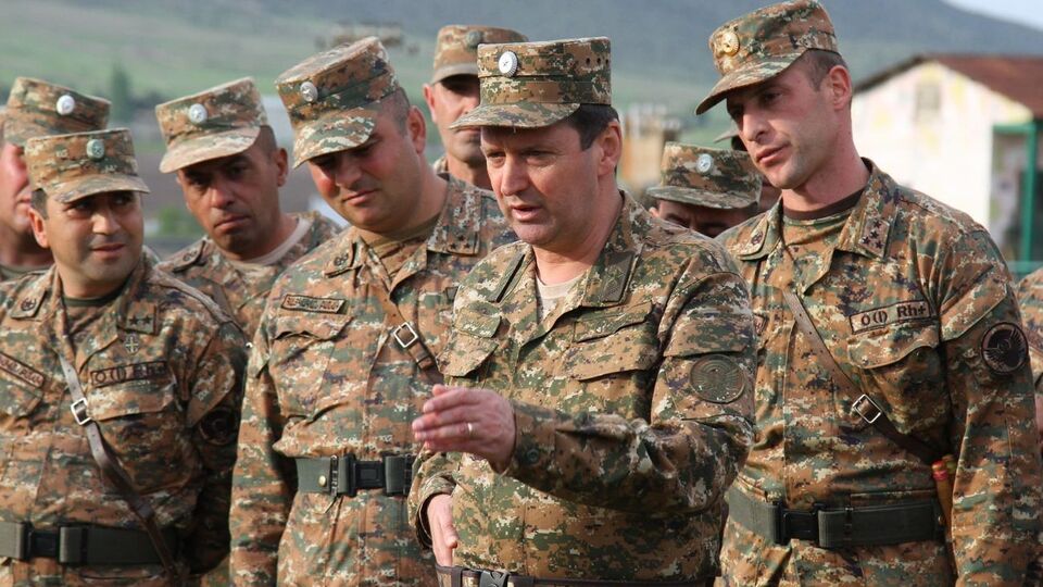 Джалала Арутюняна (по центру) всего лишь ранили, заявил глава Нагорного Карабаха