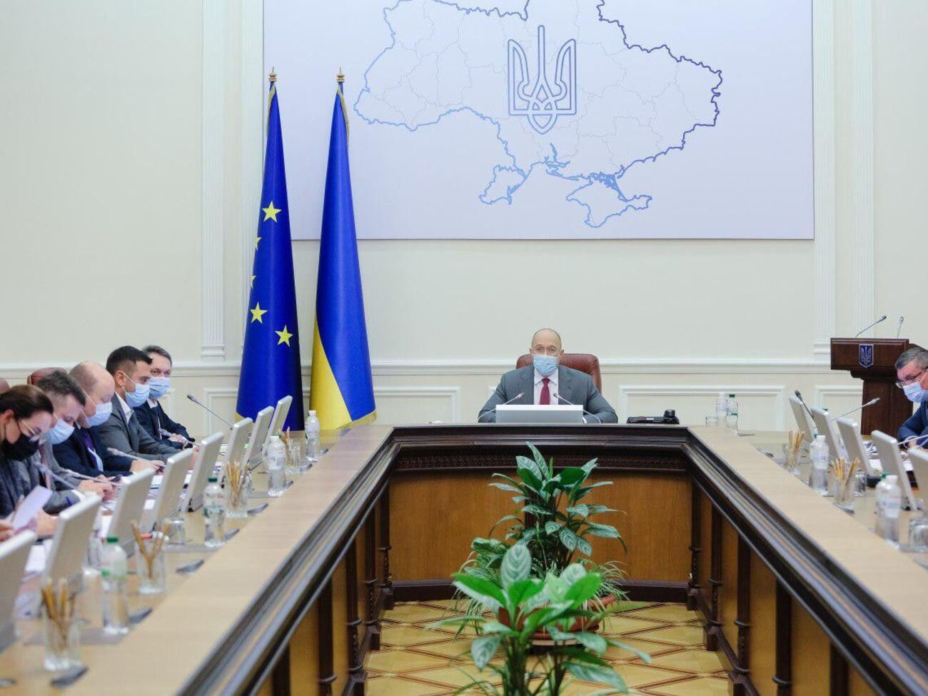 Кабмін: Українська влада мала зняти обмеження на зарплати в держкомпаніях до 1 липня 2020 року