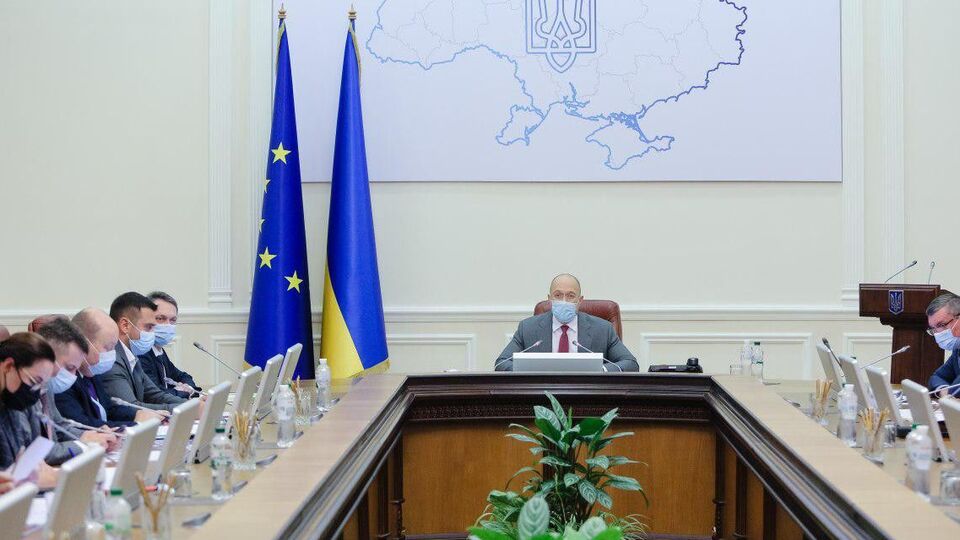 Кабмін: Українська влада мала зняти обмеження на зарплати в держкомпаніях до 1 липня 2020 року