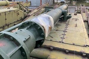 По данным СБУ, фигуранты складировали оружие на территории одной из логистических баз предприятия в Киевской области
