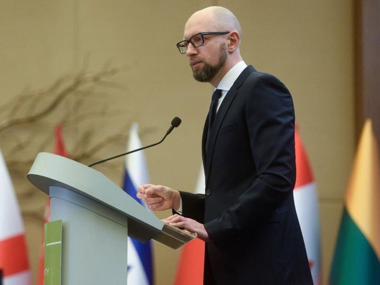 Яценюк:&nbsp;Возмущен сообщением о решении Конституционного Суда