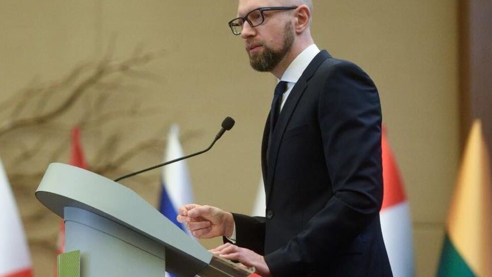 Яценюк: Обурений повідомленням про рішення Конституційного Суду