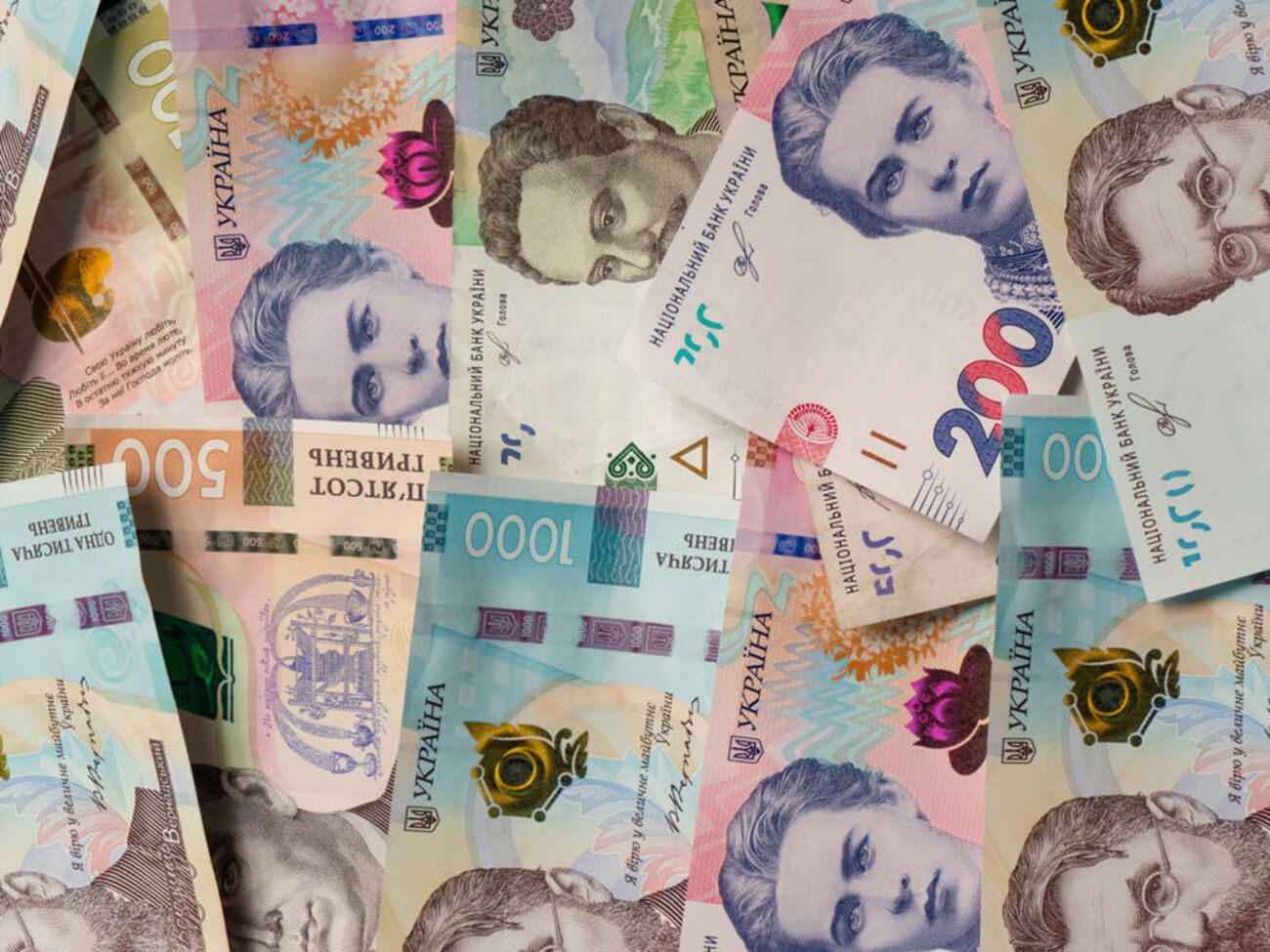 Курс украинской валюты к евро укрепился на 25 копеек