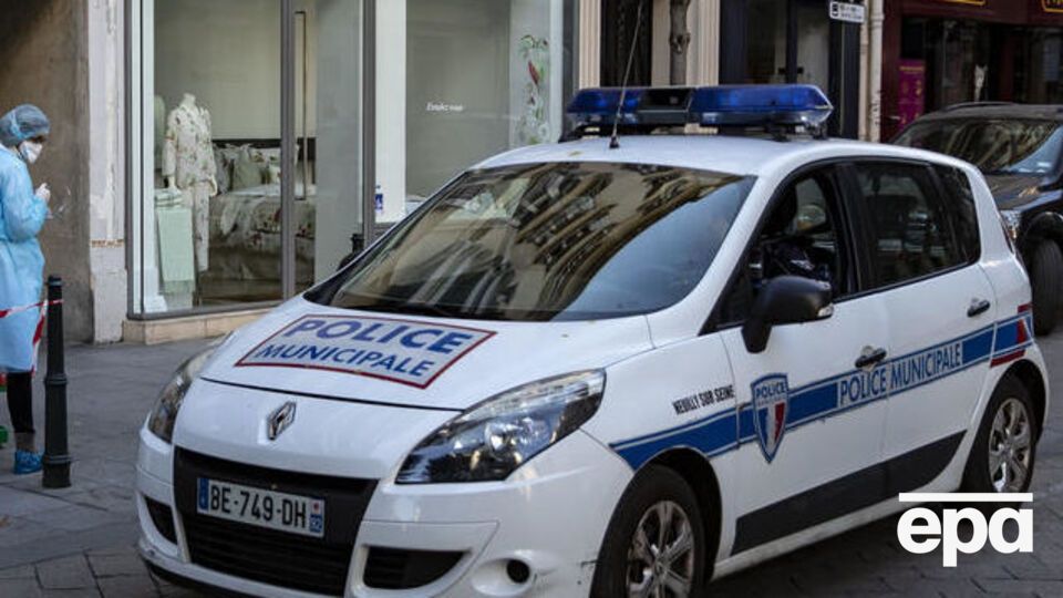 Поліція відкрила вогонь по нападнику, коли він погрожував пістолетом