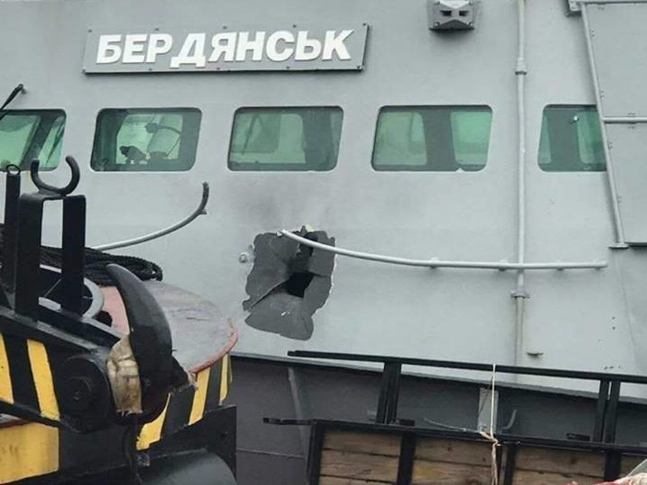 Катер "Бердянск" был пробит снарядом, выпущенным с российского вертолета