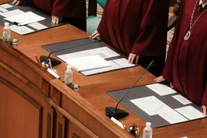 Справу про фактичний розвал антикорупційної платформи України розглядали 15 суддів Конституційного Суду. Розгляд почався 8 жовтня і завершився 27 жовтня рішенням, що викликало резонанс у суспільстві