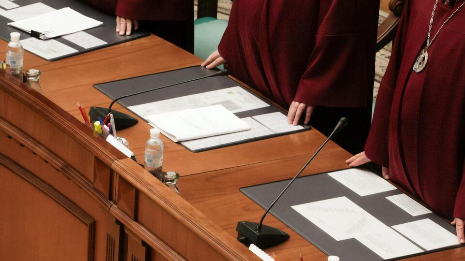 Справу про фактичний розвал антикорупційної платформи України розглядали 15 суддів Конституційного Суду. Розгляд почався 8 жовтня і завершився 27 жовтня рішенням, що викликало резонанс у суспільстві