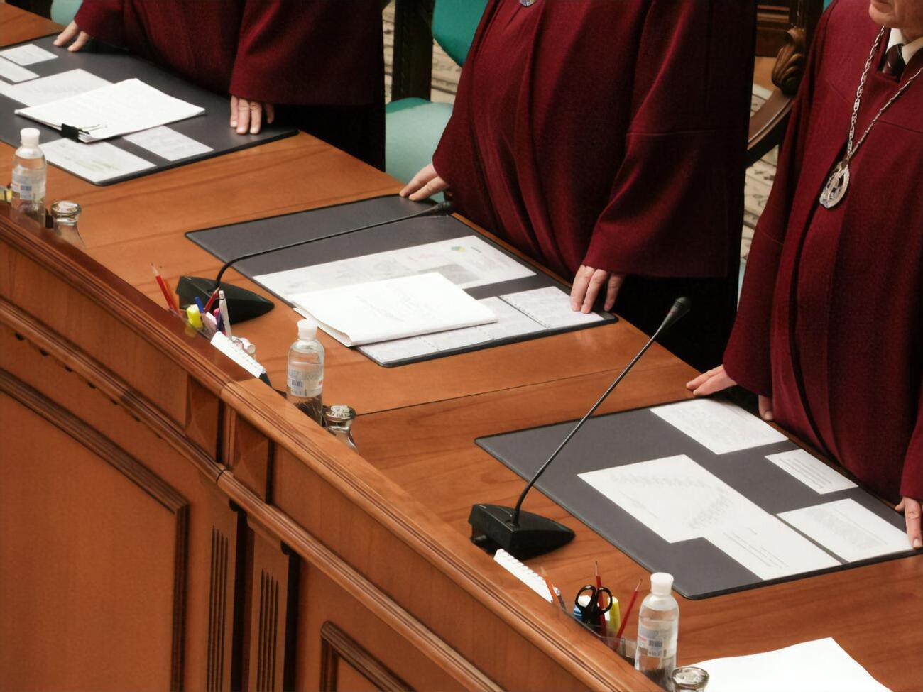 Дело о фактическом развале антикоррупционной платформы Украины рассматривали 15 судей Конституционного Суда. Рассмотрение началось 8 октября и завершилось 27 октября решением, вызвавшим резонанс в обществе