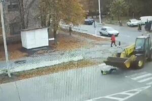 Перехожі допомогли дівчині піднятися і піти з місця аварії