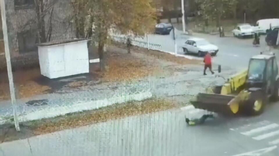 Прохожие помогли девушке подняться и уйти с места аварии