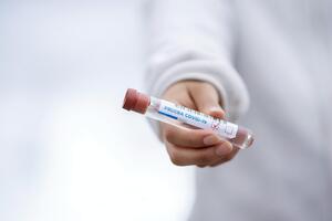 Люди, які мають хороше здоров'я, імунітет, переносять коронавірус відносно нормально, але групу ризику COVID-19 не щадить