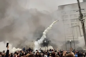 Через забор суда бросали файеры