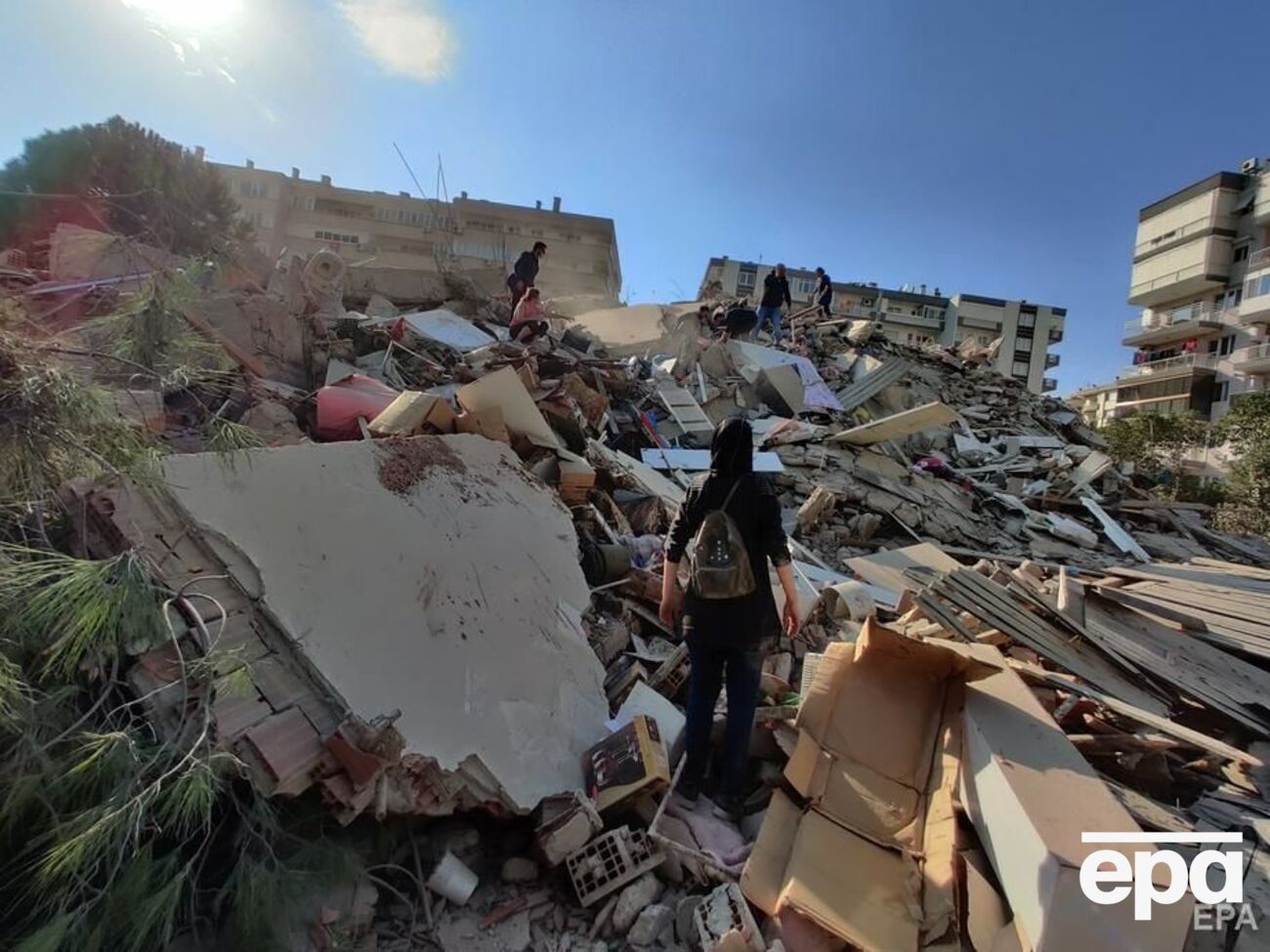 К месту землетрясения подъехали 38 машин скорой помощи