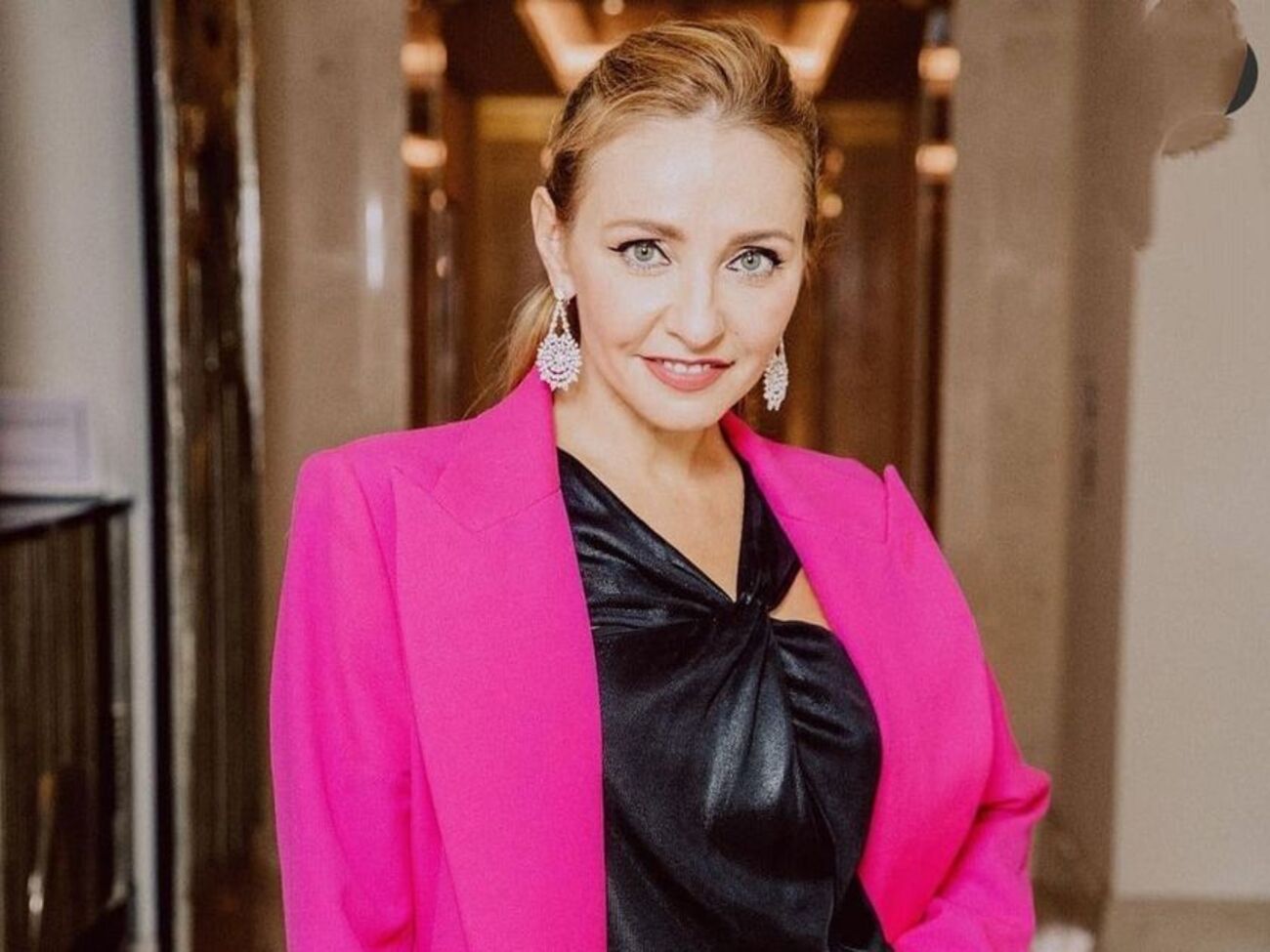 Навка народилася 1975 року у Дніпропетровську