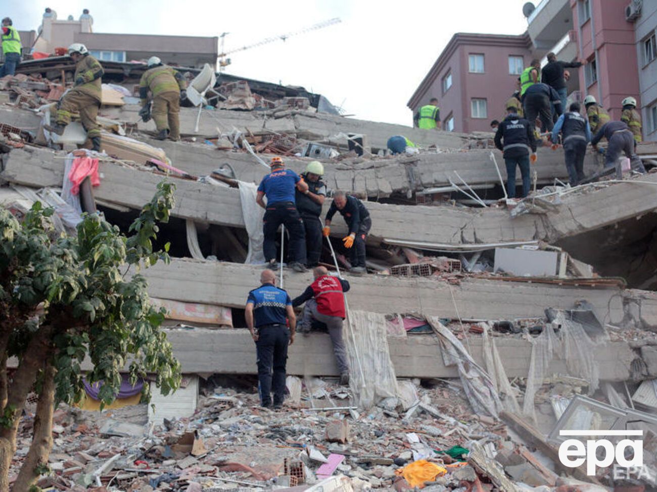 Из-под завалов спасли 70 жителей Турции