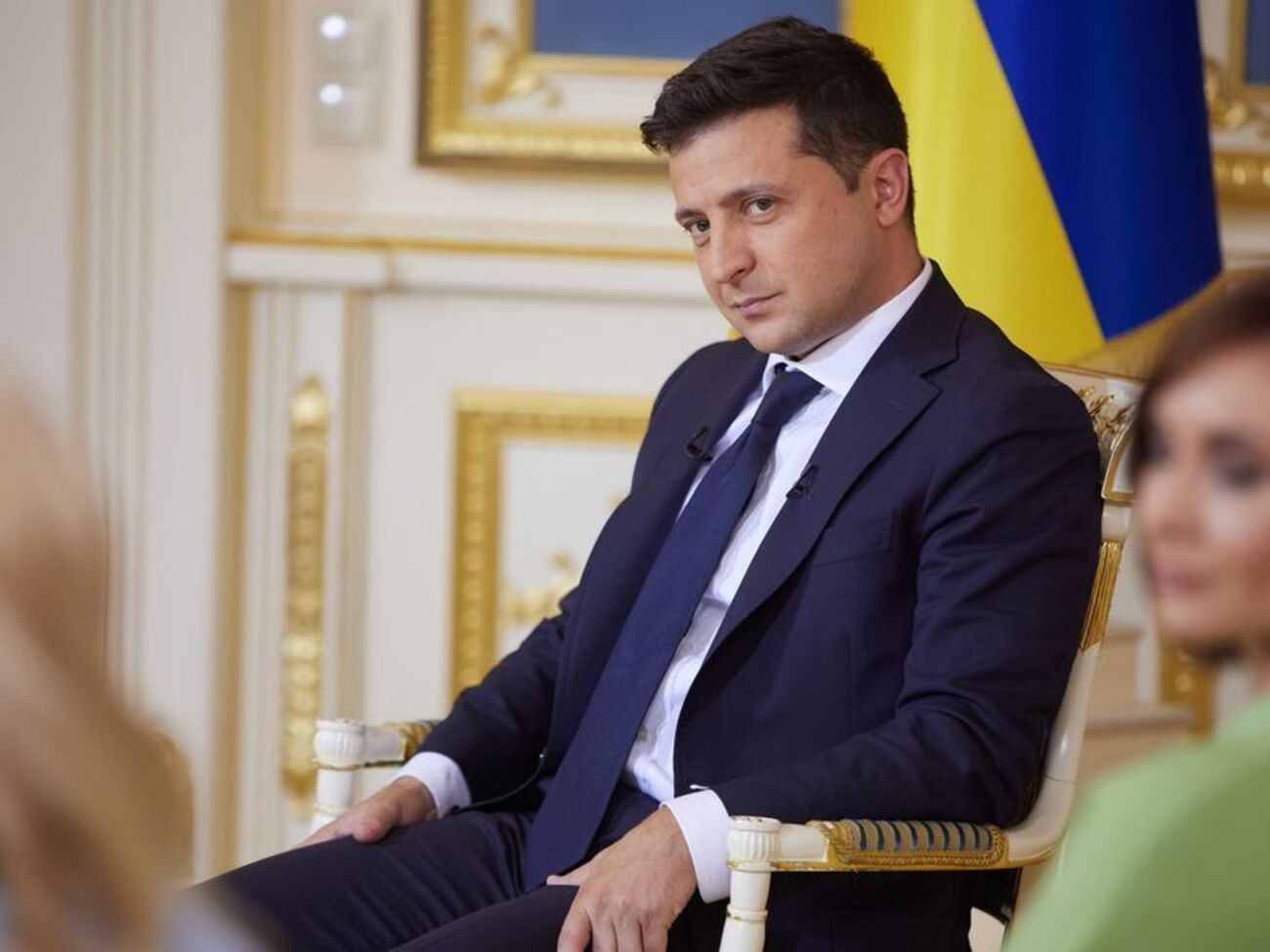 Зеленський зареєстрував у парламенті законопроєкт, яким пропонують визнати неправомірним рішення КСУ, позбавити повноважень увесь склад суду і призначити новий