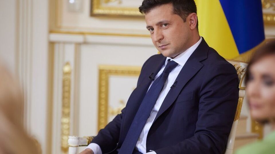 Зеленский зарегистрировал в парламенте законопроект, которым предлагается признать неправомерным решение КСУ, лишить полномочий весь состав суда и назначить новый